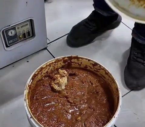 BAHARATIN İÇİNE BOZULMASIN DİYE BIRAKILAN ÇİĞ ET, ZABITA EKİPLERİNİ ŞAŞIRTTI 