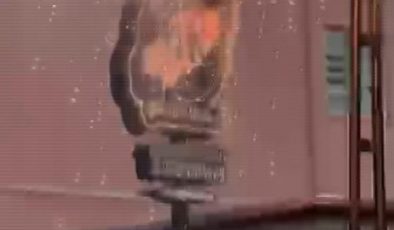 ELEKTRİK TELLERİNİN BOMBA GİBİ PATLADIĞI ANLAR VATANDAŞLARI TEDİRGİN ETTİ  