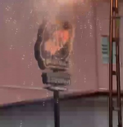 ELEKTRİK TELLERİNİN BOMBA GİBİ PATLADIĞI ANLAR VATANDAŞLARI TEDİRGİN ETTİ  