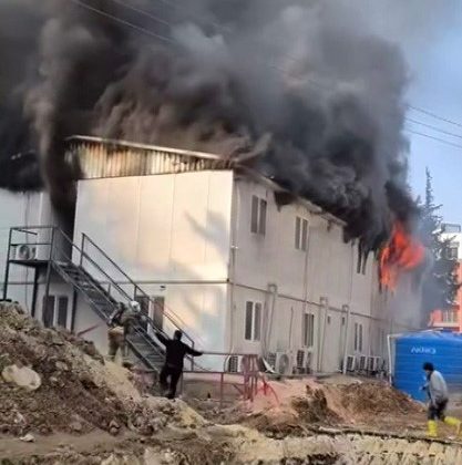 İŞÇİLERİN KALDIĞI KONTEYNER YATAKHANE ALEVLERE TESLİM OLDU   