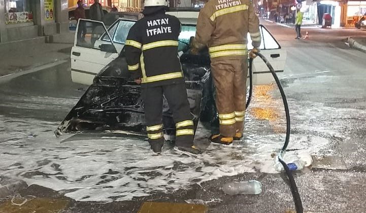 SEYİR HALİNDEKİ OTOMOBİL ALEVLERE TESLİM OLDU   