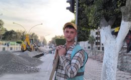 SOĞUK HAVADA ISINMAK İÇİN KÜREKLE HALAY ÇEKEN İŞÇİLER İLGİ ODAĞI OLDU   