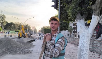 SOĞUK HAVADA ISINMAK İÇİN KÜREKLE HALAY ÇEKEN İŞÇİLER İLGİ ODAĞI OLDU   