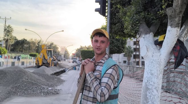 SOĞUK HAVADA ISINMAK İÇİN KÜREKLE HALAY ÇEKEN İŞÇİLER İLGİ ODAĞI OLDU   