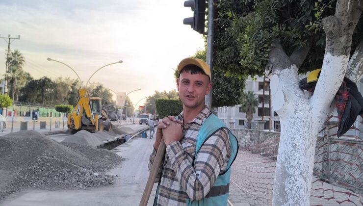 SOĞUK HAVADA ISINMAK İÇİN KÜREKLE HALAY ÇEKEN İŞÇİLER İLGİ ODAĞI OLDU   