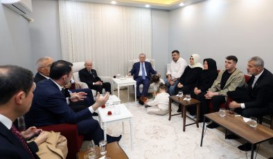 CUMHURBAŞKANI ERDOĞAN, DEPREMZEDE AİLEYİ YENİ YUVASINDA ZİYARET ETTİ   