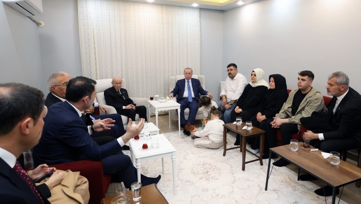 CUMHURBAŞKANI ERDOĞAN, DEPREMZEDE AİLEYİ YENİ YUVASINDA ZİYARET ETTİ   