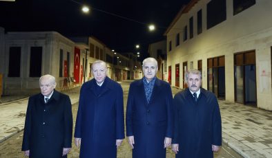 CUMHURBAŞKANI ERDOĞAN’IN BUTONA BASMASIYLA TARİHİN AYDINLATILAN İLK CADDESİ OLAN KURTULUŞ CADDESİ’NDE YENİDEN IŞIKLAR YANDI 