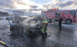 SEYİR HALİNDEYKEN YANMAYA BAŞLAYAN OTOMOBİL ALEVLERE TESLİM OLDU 