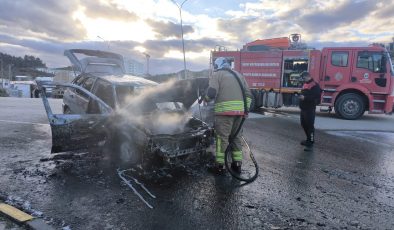 SEYİR HALİNDEYKEN YANMAYA BAŞLAYAN OTOMOBİL ALEVLERE TESLİM OLDU 