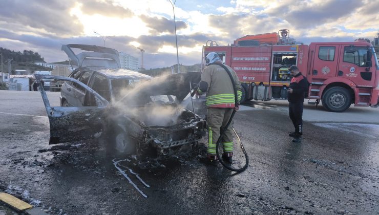 SEYİR HALİNDEYKEN YANMAYA BAŞLAYAN OTOMOBİL ALEVLERE TESLİM OLDU 