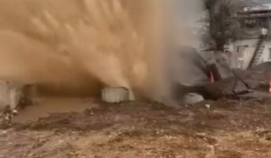 ANA SU HATTINDA YAŞANAN PATLAMADA SU METRELERCE HAVAYA FIŞKIRDI 