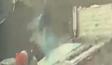 TIRDAN YÜK İNDİREN ŞAHSA YILDIRIM İSABET ETTİĞİ ANLAR KAMERADA  