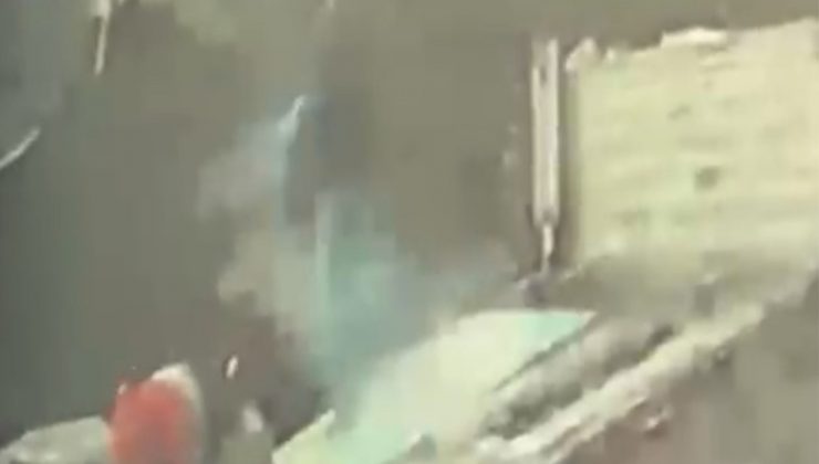 TIRDAN YÜK İNDİREN ŞAHSA YILDIRIM İSABET ETTİĞİ ANLAR KAMERADA  