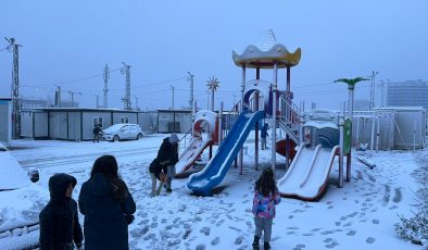 KAR YAĞIŞI HATAY’I BEYAZA BÜRÜDÜ, 2 İLÇEDE OKULLAR TATİL EDİLDİ 