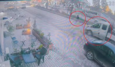 KOŞARAK KARŞIYA GEÇEN ÇOCUK SANİYELERLE ÖLÜMDEN DÖNDÜ   