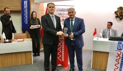 FERİT OFLAZOĞLU’NA MAXİSU BAŞARI ÖDÜLÜ TAKDİM EDİLDİ