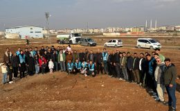 HATAY’DA ÜLKÜCÜLER ALPARSLAN TÜRKEŞ’İN ANISINA 108 FİDAN DİKTİ 