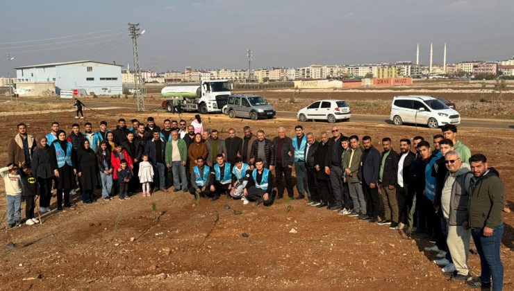 HATAY’DA ÜLKÜCÜLER ALPARSLAN TÜRKEŞ’İN ANISINA 108 FİDAN DİKTİ 