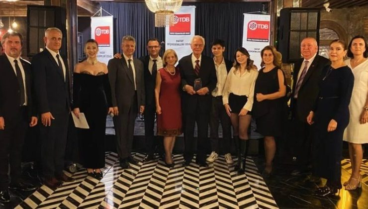 HATAYLI DİŞ HEKİMLERİNE PLAKET VERİLDİ