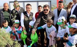 ARSUZ’DA DEPREM ŞEHİTLERİ HATIRA ORMANINA 5 BİN FİDAN DİKİLDİ 