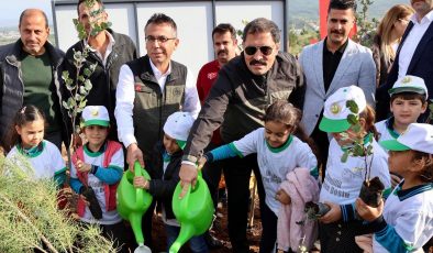 ARSUZ’DA DEPREM ŞEHİTLERİ HATIRA ORMANINA 5 BİN FİDAN DİKİLDİ 