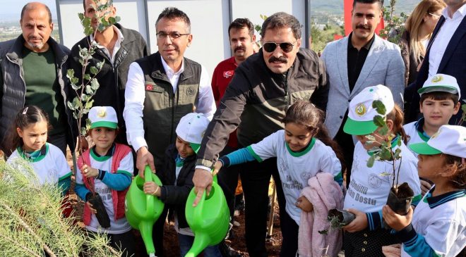 ARSUZ’DA DEPREM ŞEHİTLERİ HATIRA ORMANINA 5 BİN FİDAN DİKİLDİ 