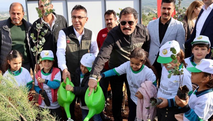 ARSUZ’DA DEPREM ŞEHİTLERİ HATIRA ORMANINA 5 BİN FİDAN DİKİLDİ 