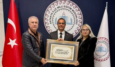 MÜDÜR TECİMEN’DEN SANATA DESTEK