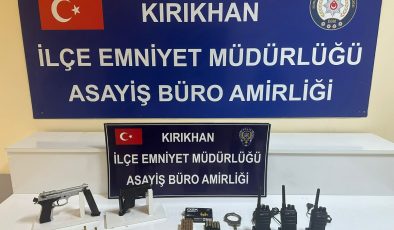 KIRIKHAN’DA DURDURULAN ŞAHISLARIN ÜZERİNDE KAÇAK SİLAH VE MÜHİMMAT YAKALANDI 