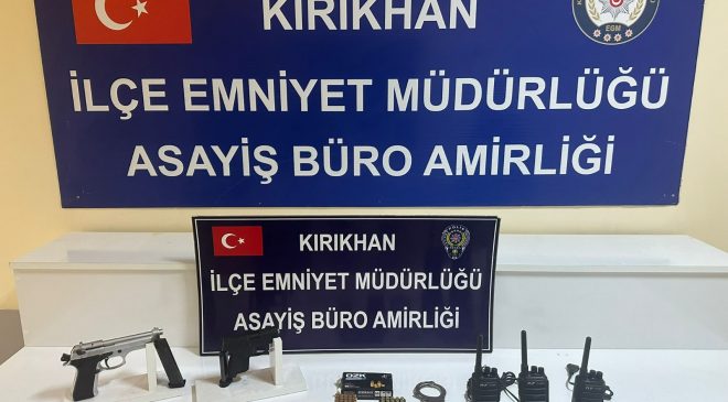 KIRIKHAN’DA DURDURULAN ŞAHISLARIN ÜZERİNDE KAÇAK SİLAH VE MÜHİMMAT YAKALANDI 