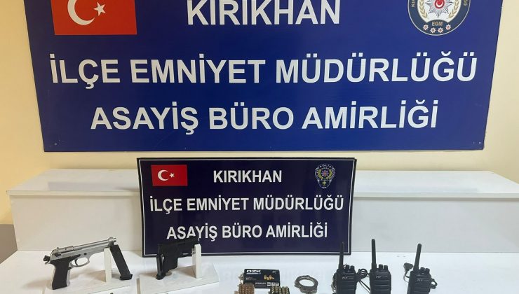KIRIKHAN’DA DURDURULAN ŞAHISLARIN ÜZERİNDE KAÇAK SİLAH VE MÜHİMMAT YAKALANDI 