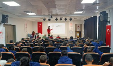 HATAY’DA ÖĞRENCİLERE MANDALİNA VE HELVA DAĞITILDI 