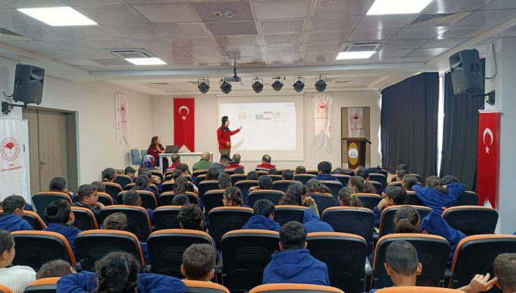 HATAY’DA ÖĞRENCİLERE MANDALİNA VE HELVA DAĞITILDI 