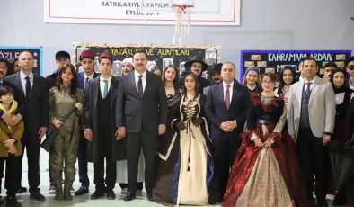 ROMAN KAHRAMANLARI SAHNEYE TAŞINDI