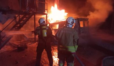 SAMANDAĞ’DA ŞANTİYE ALANINDA KONTEYNER YANGINI