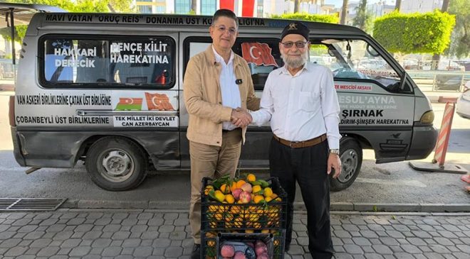 BAHÇESİNİ DON VURAN ‘ELMACI DEDE’, HATAY’DAN YÜKLEDİĞİ MANDALİNALARI MEHMETÇİĞE GÖTÜRMEK İÇİN YOLA ÇIKTI   