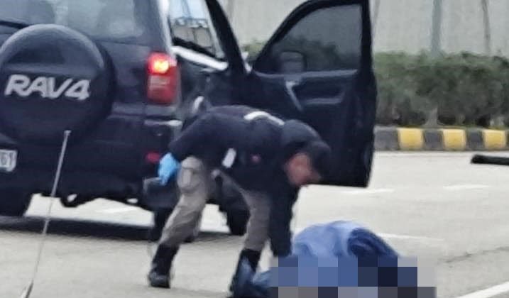 YOLUN KARŞISINA GEÇERKEN OTOMOBİLİN ÇARPTIĞI ADAM ÖLDÜ 