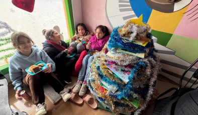 TÜRKİYE’NİN DÖRT BİR YANINDAN GÖNDERİLEN YILBAŞI İKRAMLIKLARI ÖĞRENCİLERE ULAŞTIRILDI   