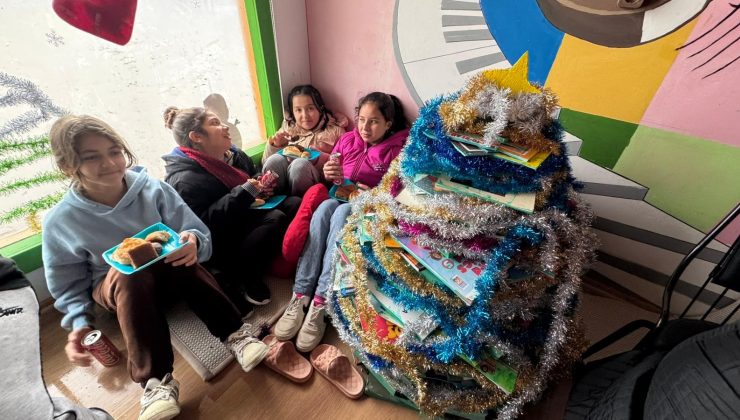 TÜRKİYE’NİN DÖRT BİR YANINDAN GÖNDERİLEN YILBAŞI İKRAMLIKLARI ÖĞRENCİLERE ULAŞTIRILDI   