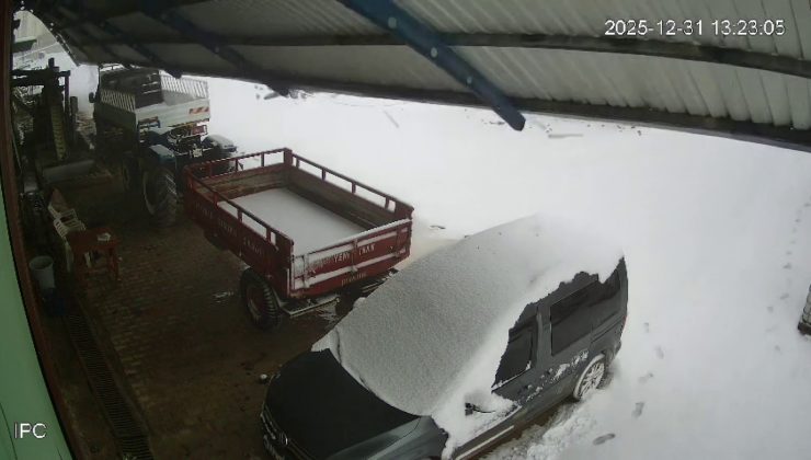 KAR KÜTLESİNİ TAŞIYAMAYAN ÇATI ARAÇLARIN ÜZERİNE ÇÖKTÜ 