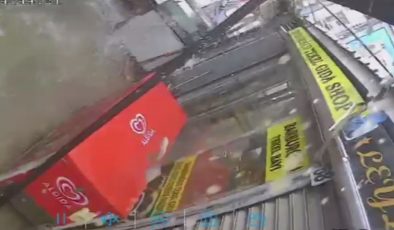 KAR KÜTLESİNİ TAŞIYAMAYAN PLASTİK ÇATININ YERLE BİR OLMASIYLA KORKU DOLU ANLAR YAŞADILAR   