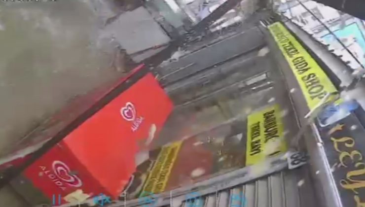 KAR KÜTLESİNİ TAŞIYAMAYAN PLASTİK ÇATININ YERLE BİR OLMASIYLA KORKU DOLU ANLAR YAŞADILAR   