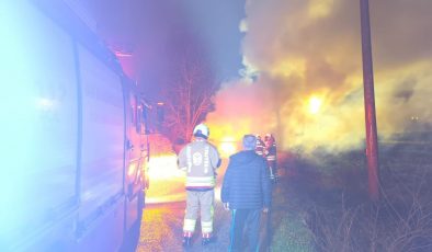 DÖRTYOL’DA YANAN OTOMOBİL KULLANILMAZ HALE GELDİ  