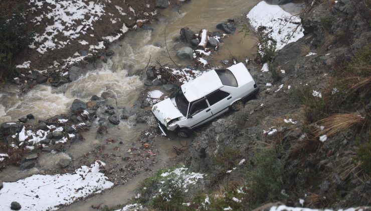 METRELERCE YÜKSEKTEN DEREYE UÇAN OTOMOBİLDEN KENDİNİ ATARAK KURTARDI 