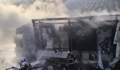 SURİYE’YE GEÇİŞ İÇİN BEKLEYEN TIR ALEVLERE TESLİM OLDU   