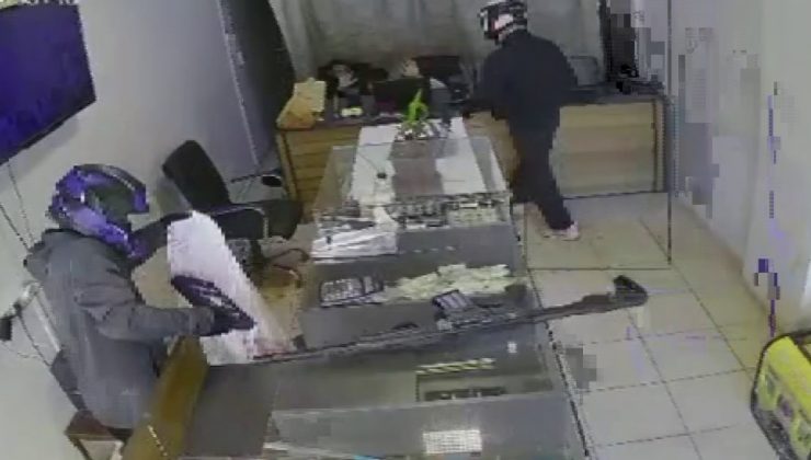 SİLAHLI 2 HIRSIZ, 3 DAKİKA İÇERİSİNDE KUYUMCUYU SOYDU…