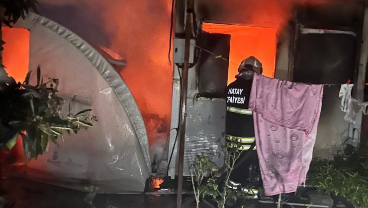 ALTINÖZÜ’NDE KONTEYNER VE ÇADIR YANDI   