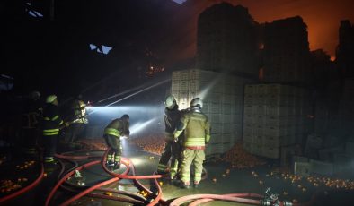 NARENCİYE PAKETLEME FABRİKASI ALEVLERE TESLİM OLDU: 60 İŞÇİ TAHLİYE EDİLDİ, 1 İŞÇİ ÖLDÜ   