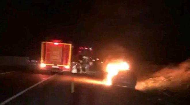 SEYİR HALİNDEKİ OTOMOBİL ALEVLERE TESLİM OLDU  